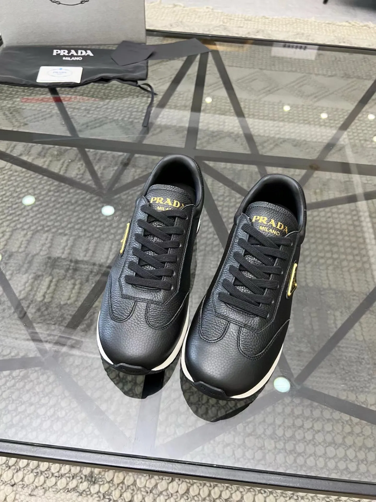 Factory price: 400💰Prada new men's leather sports shoes, the highest version on the market, any comparison is welcome🆚! The original leather has excellent texture and is super high-end! Fetal sheep net lining imported from Italy, removable pad! Luxurious materials and fine workmanship, highly recommended! Code number: 38-44, customized 45